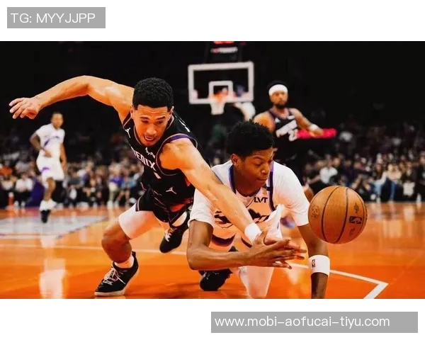 布克下半场狂砍23分揭秘：脱掉紧身防护短裤后活动自如